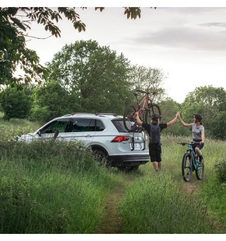 Nosič na 2 jízdní kola na zadní / páté dveře Thule OutWay Platform se zvýšenou plošinou - aluminium / černý | Filson Store