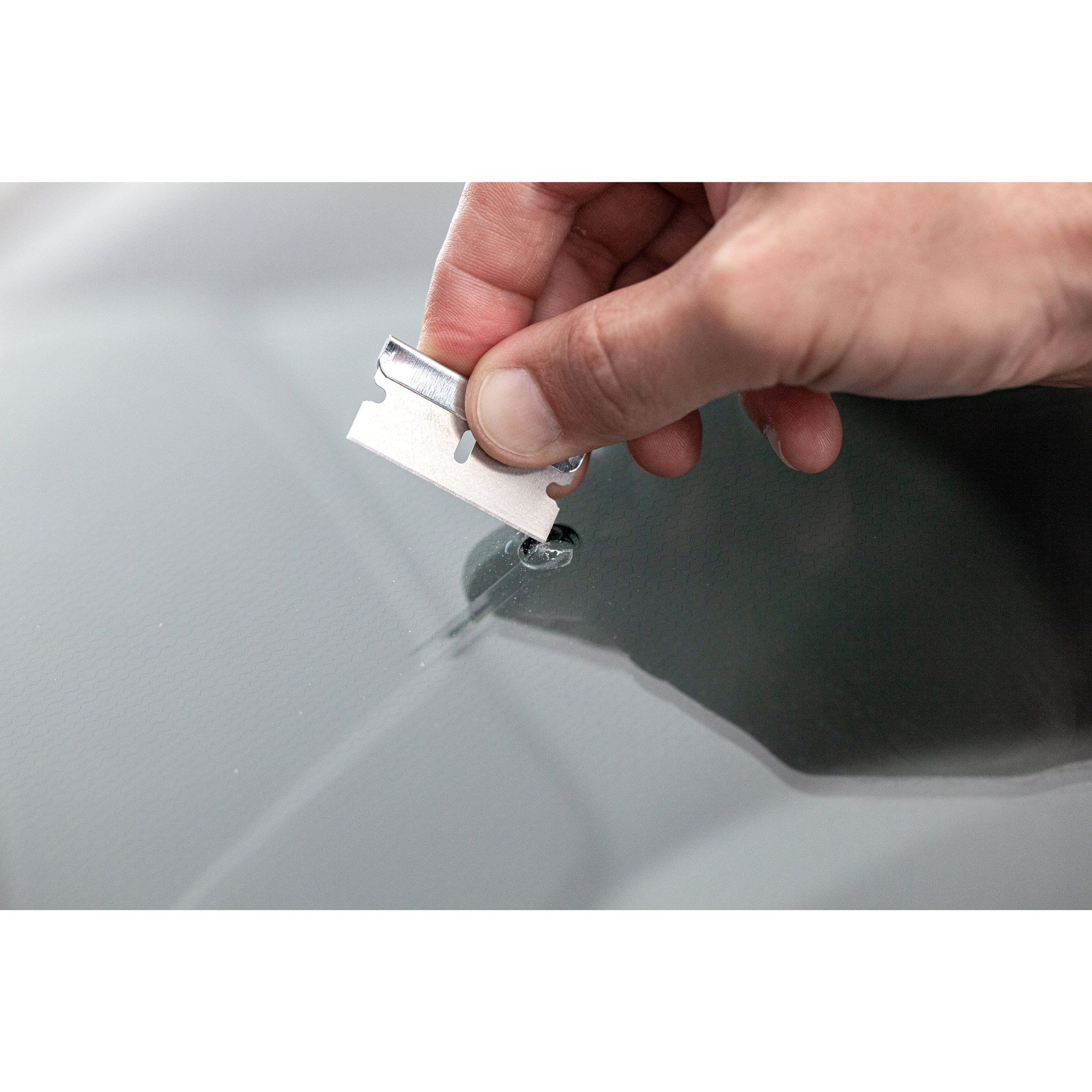 Oprava prasklin a děr po kamínkách ve skle auta Quixx Glass Windshi...