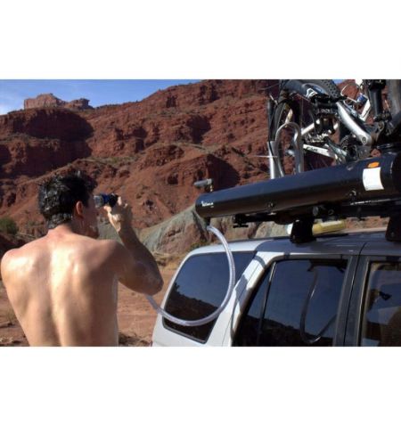 Nádrž na vodu na střešní nosič auta se solárním ohřevem tlaková Yakima RoadShower 7G 32l | Filson Store