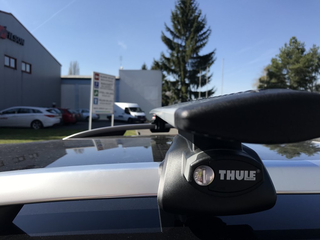 Montáž střešního nosiče Thule na vozidlo v dílně Filson Store pro zákazníka z Milovic nad Labem
