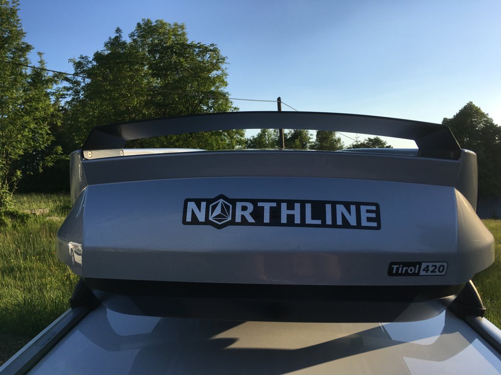 Montáž střešního boxu Northline Tirol420 v dílně Filson Store pro zákazníka z Harrachova