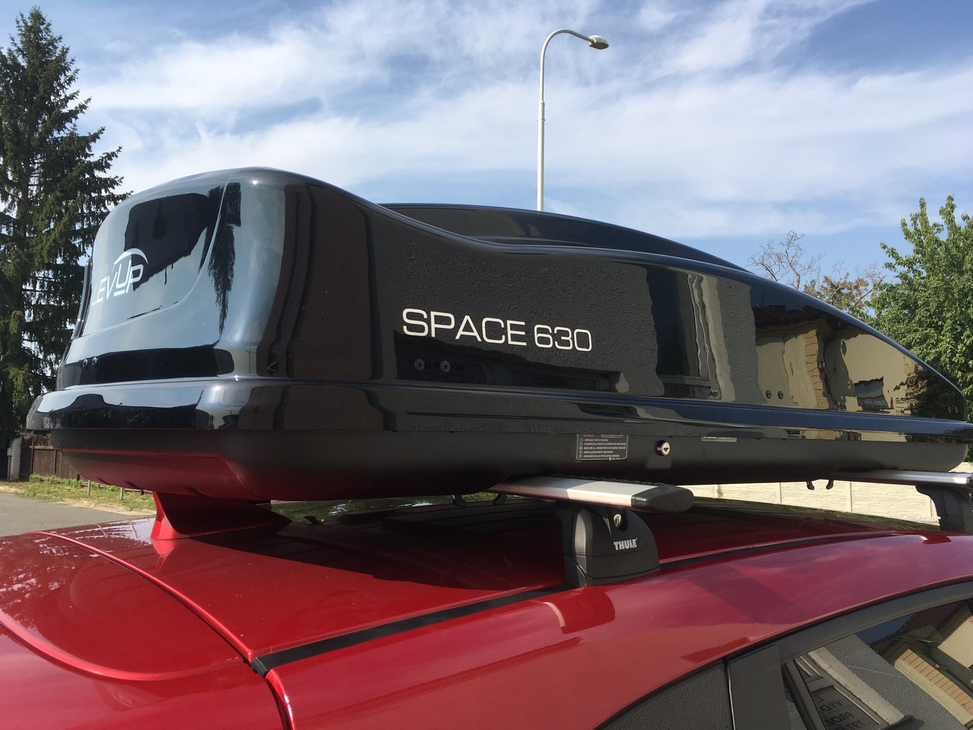 Montáž střešního boxu LevUp Space 630 na vozidlo zakázníka v dílně Filson Store Uhříněves