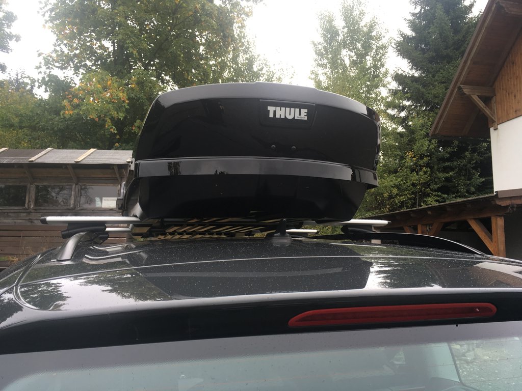 Montáž střešního boxu Thule XT XL Black a nosiče kol Atera na tažné zařízení v dílně Filson Store pro zákazníka z Milovic nad Labem