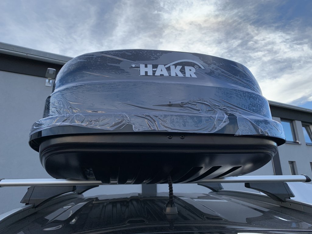 Montáž střešního boxu Hakr Magic 400 Black na vozidlo v dílně Filson Store Uhříněves
