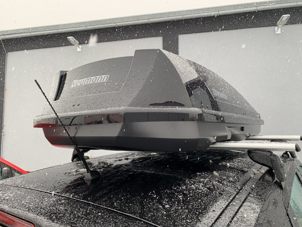 Montáž černého střešního boxu Neumann Adventure 205 na vozidlo v dílně Filson Store Uhříněves