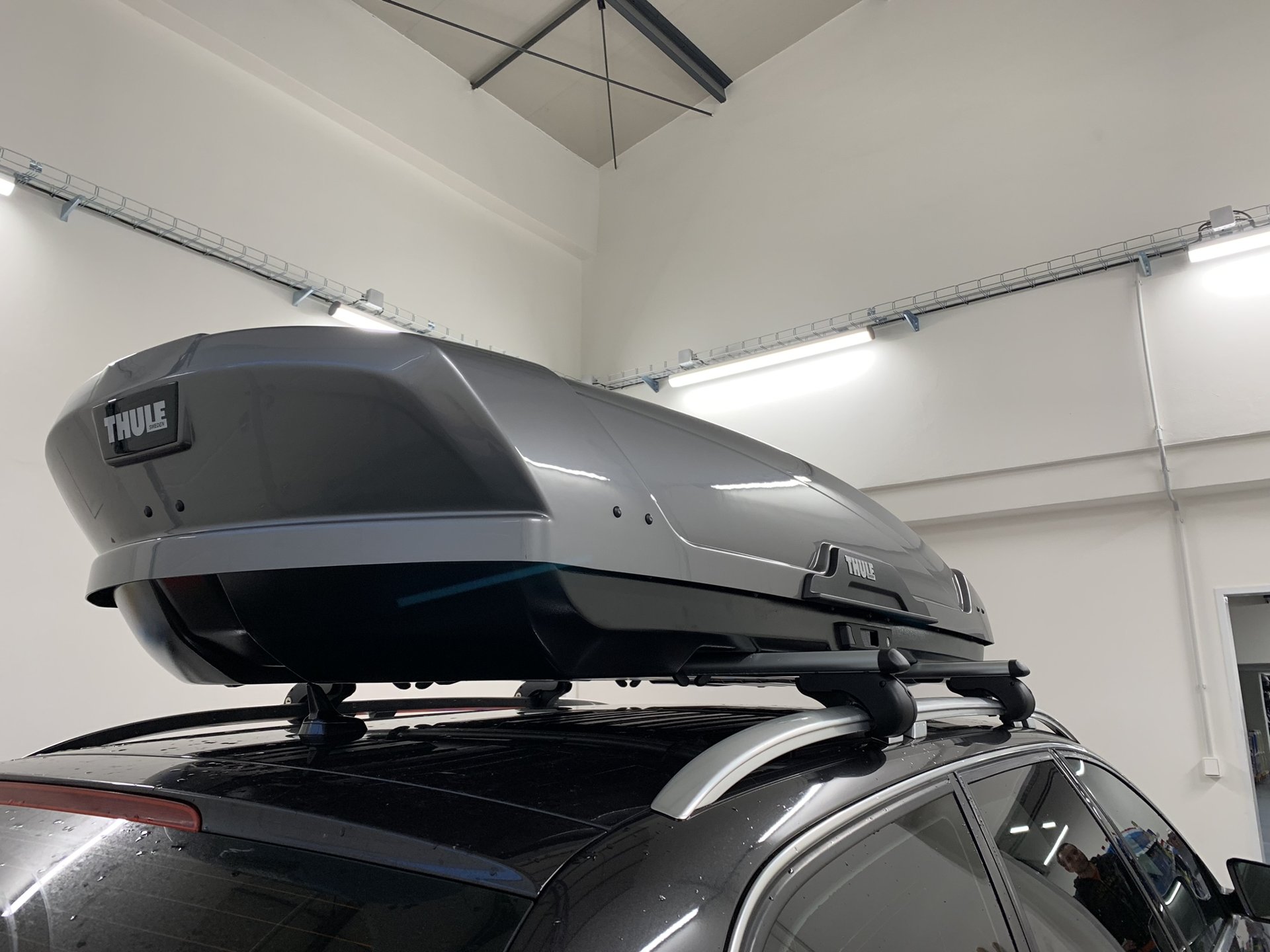 Montáž střešního boxu Thule XT XL Titan na vozidlo zákazníka v dílně Filson Store Uhříněves