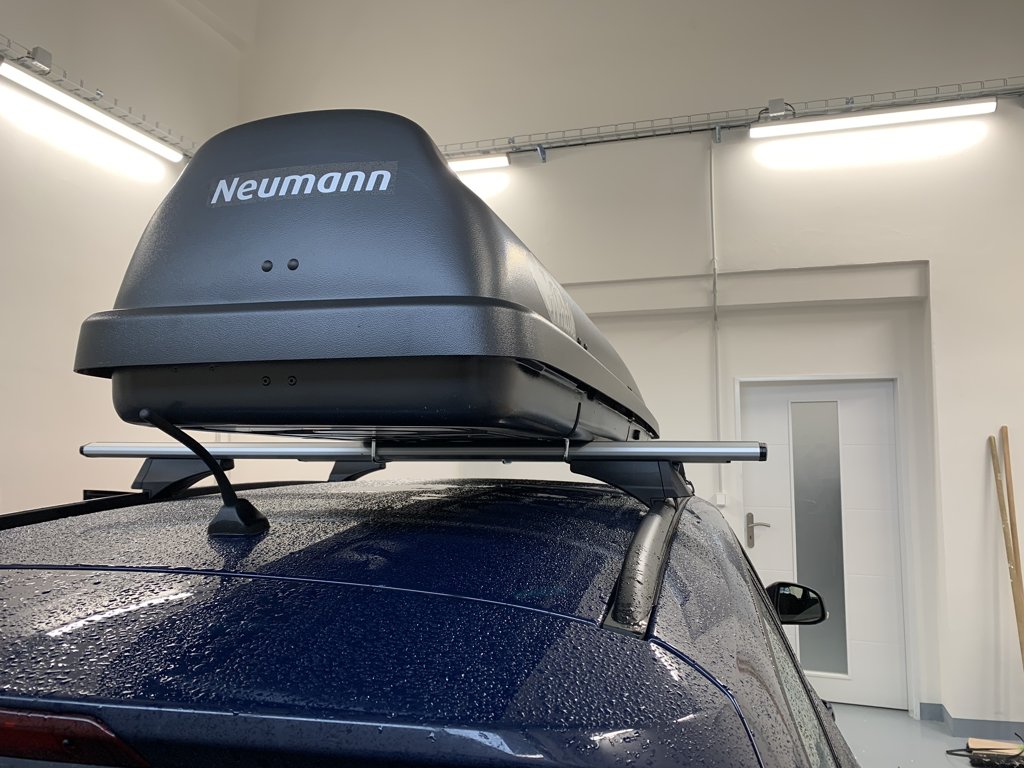 Montáž střešního boxu Neumann Whale 227 na vozidlo zákazníka v dílně Filson Store Praha 10 Uhříněves