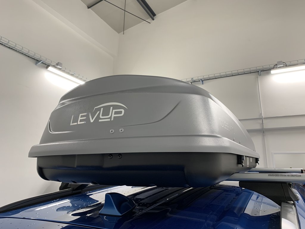 Montáž střešního boxu LevUp Cube 470 Silver na vozidlo zákazníka v dílně Filson Store Uhříněves