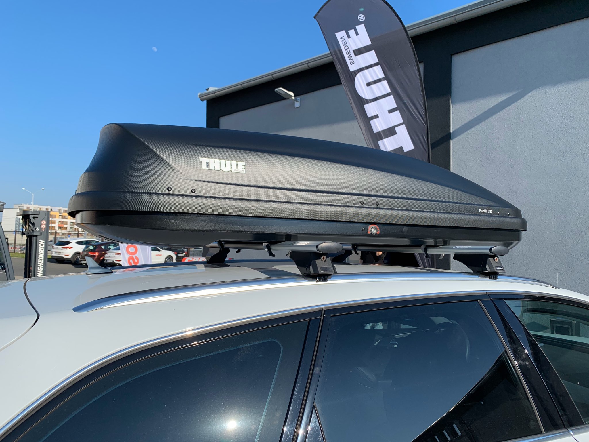 Montáž střešního boxu Thule Pacific 780 Antracit v prodejně Filsonstore
