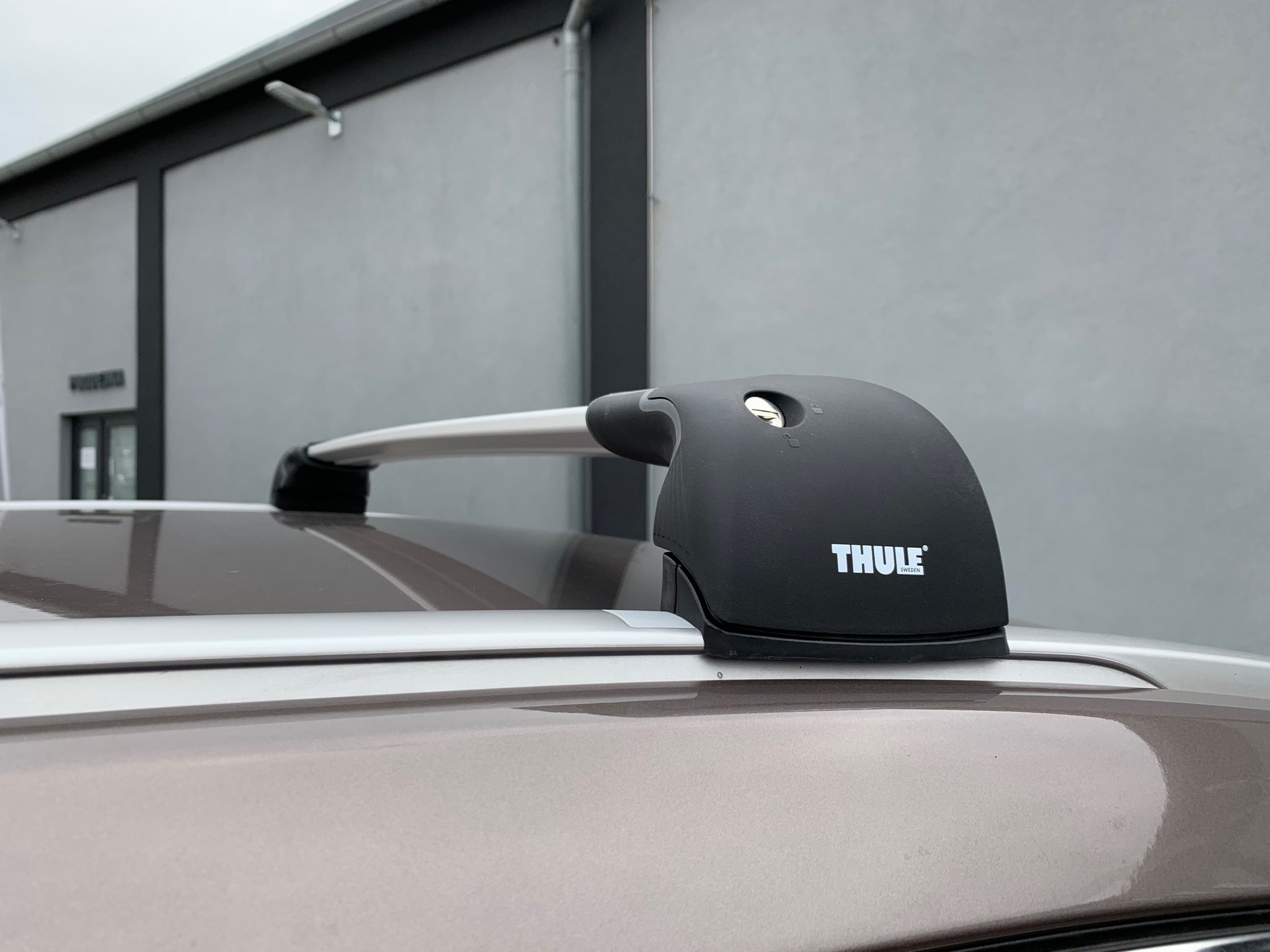Montáž střešních nosičů Thule WingBar Edge Silver na vozidlo zákazníka v prodejně Filsonstore
