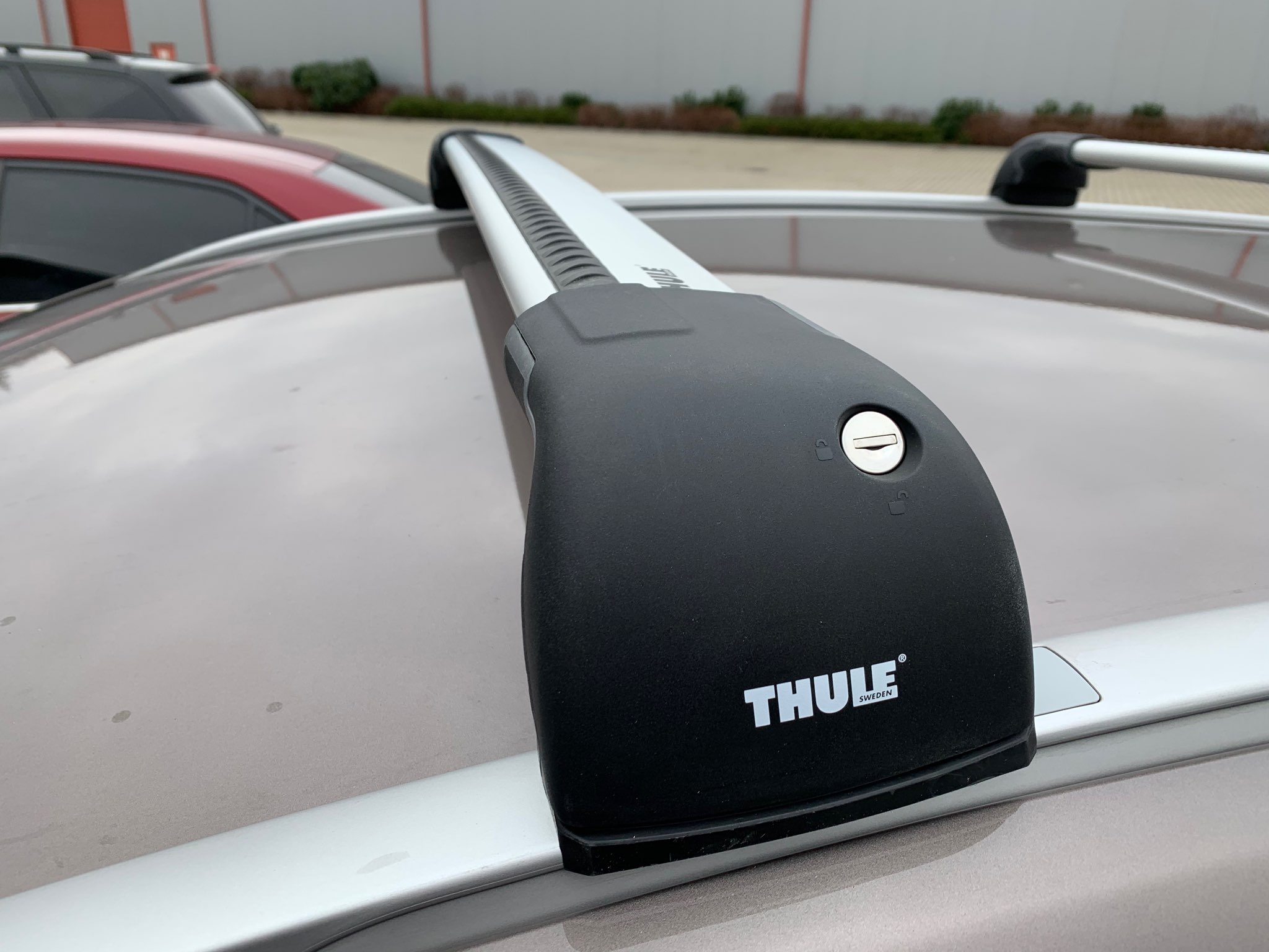 Montáž střešních nosičů Thule WingBar Edge Silver na vozidlo zákazníka v prodejně Filsonstore