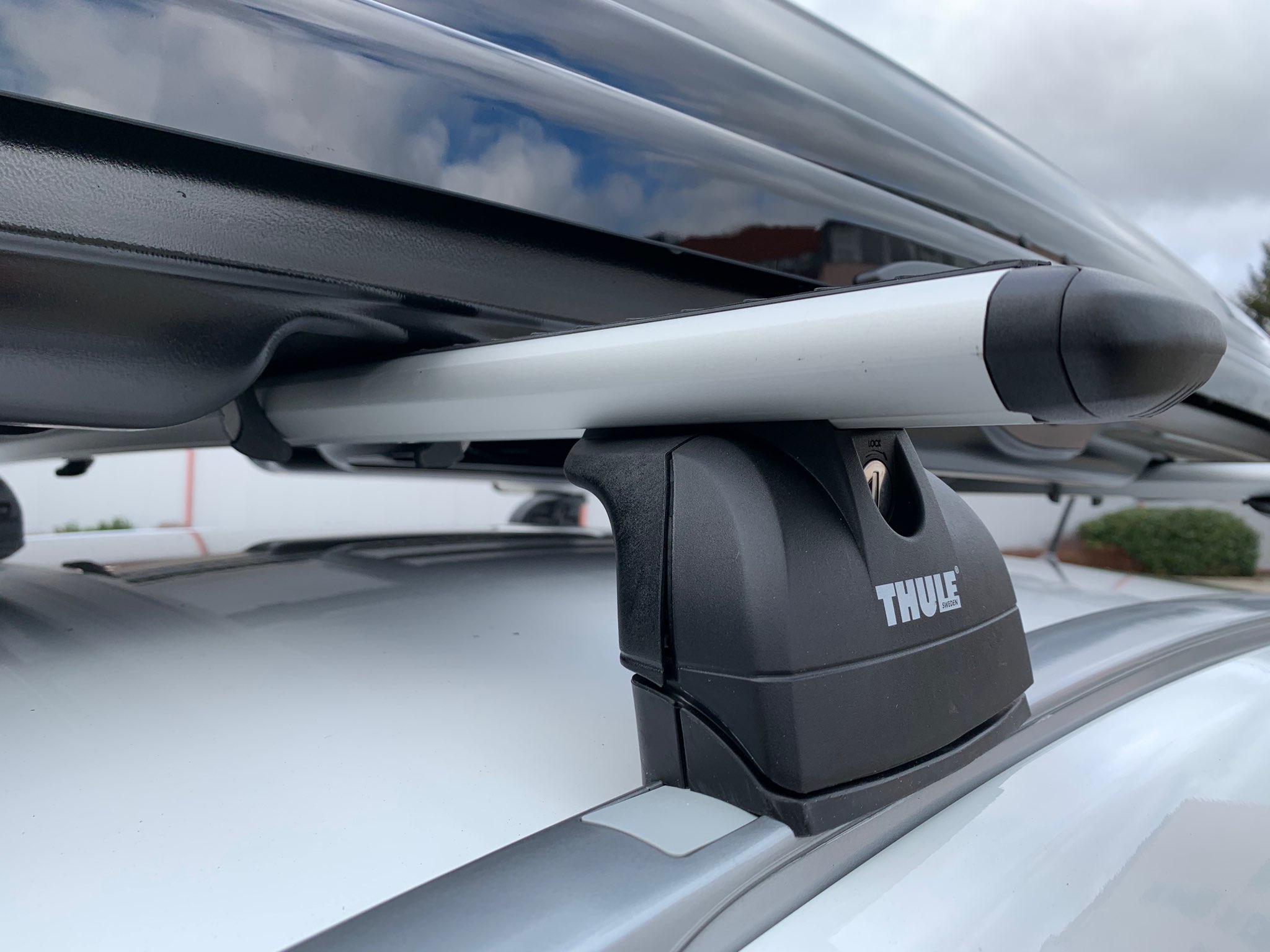 Montáž příčníků Thule Wingbar Evo Silver na vozidlo zákazníka v prodejně Filsonstore