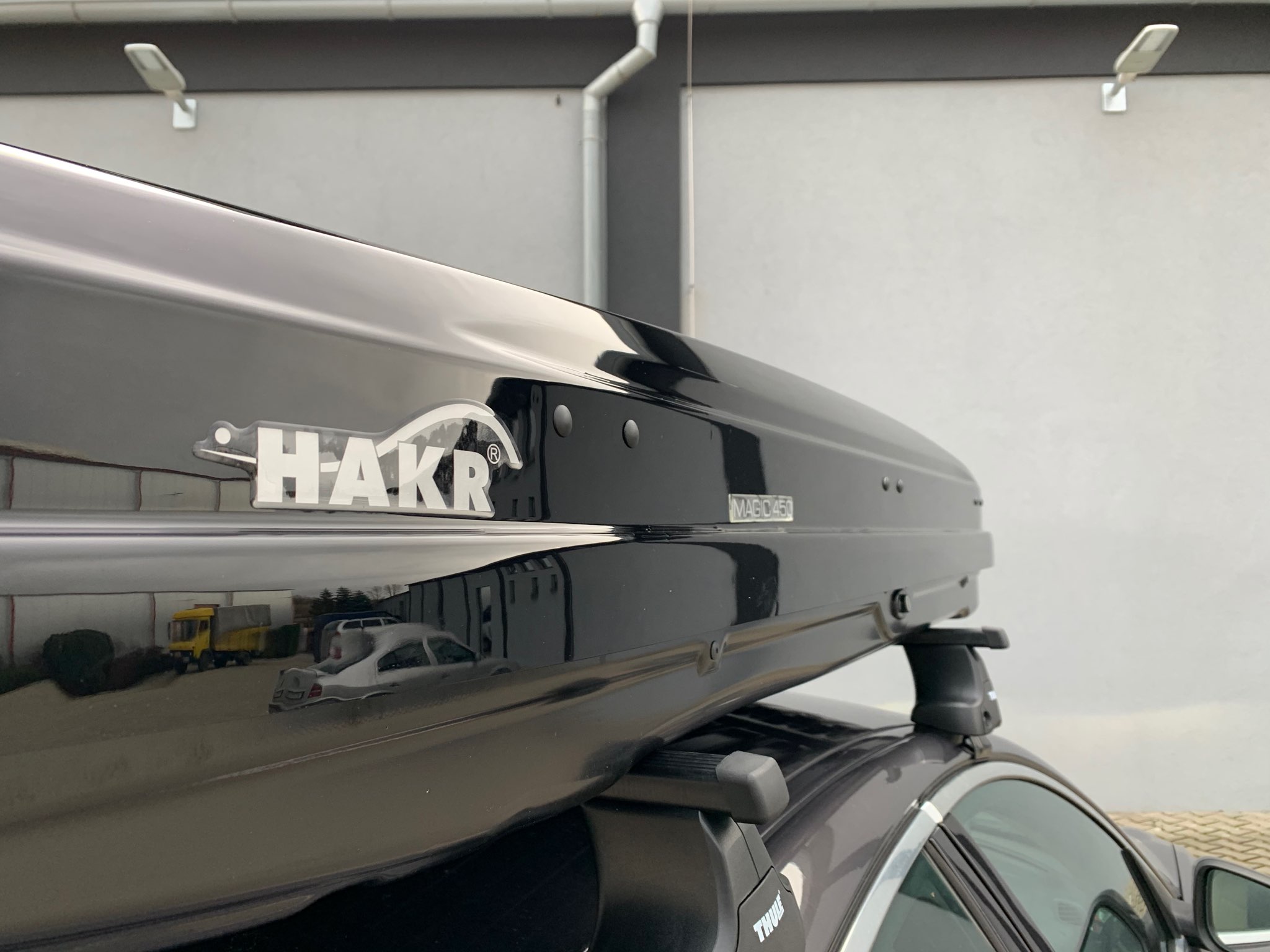 Montáž střešního autoboxu Hakr Magic 450 černý lesklý na vozidlo zákazníka v prodejně Filsonstore