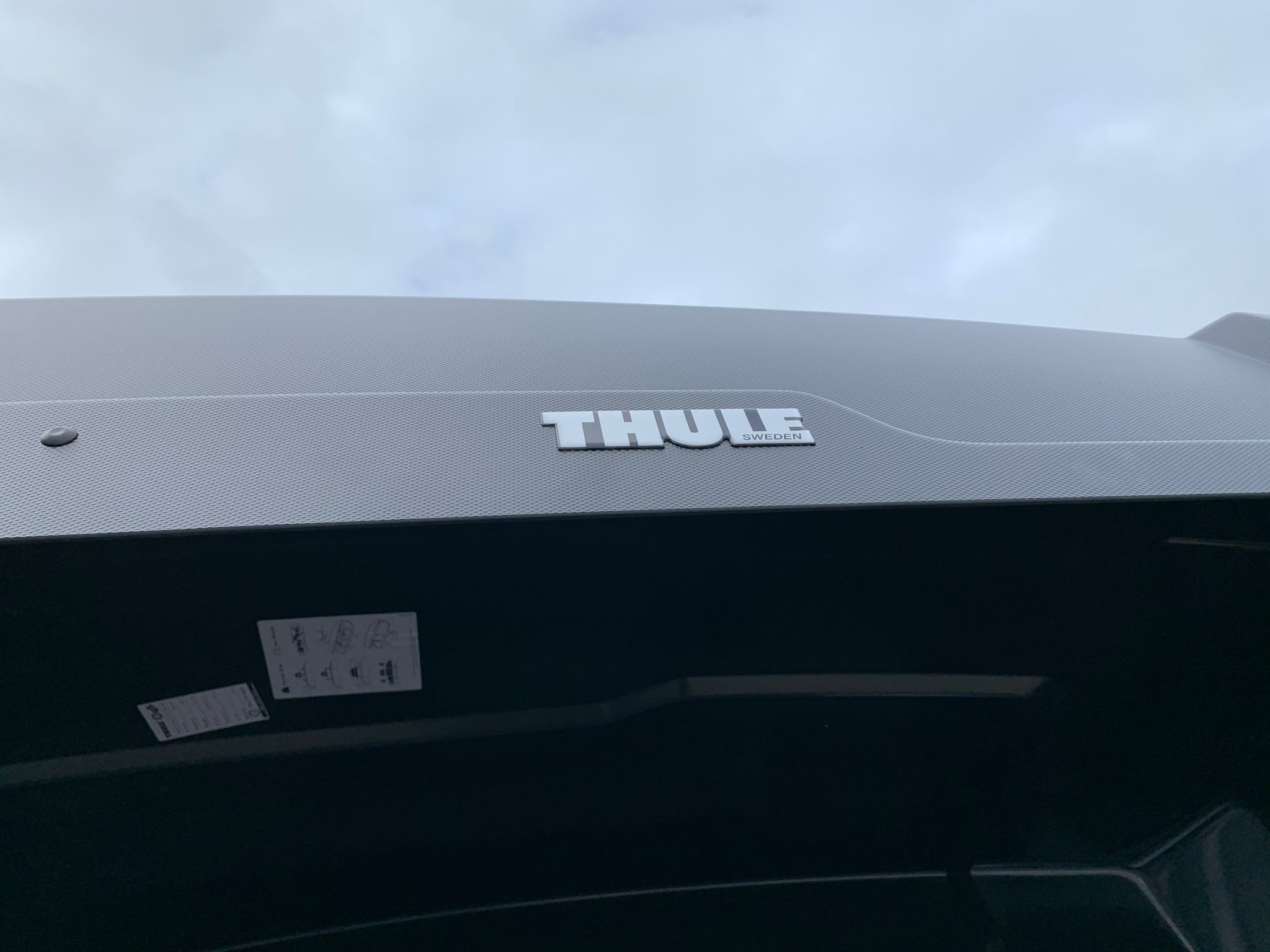 Montáž střešního boxu Thule Force XT XL na vozidlo zákazníka, skvělý design a aerodynamický tvar