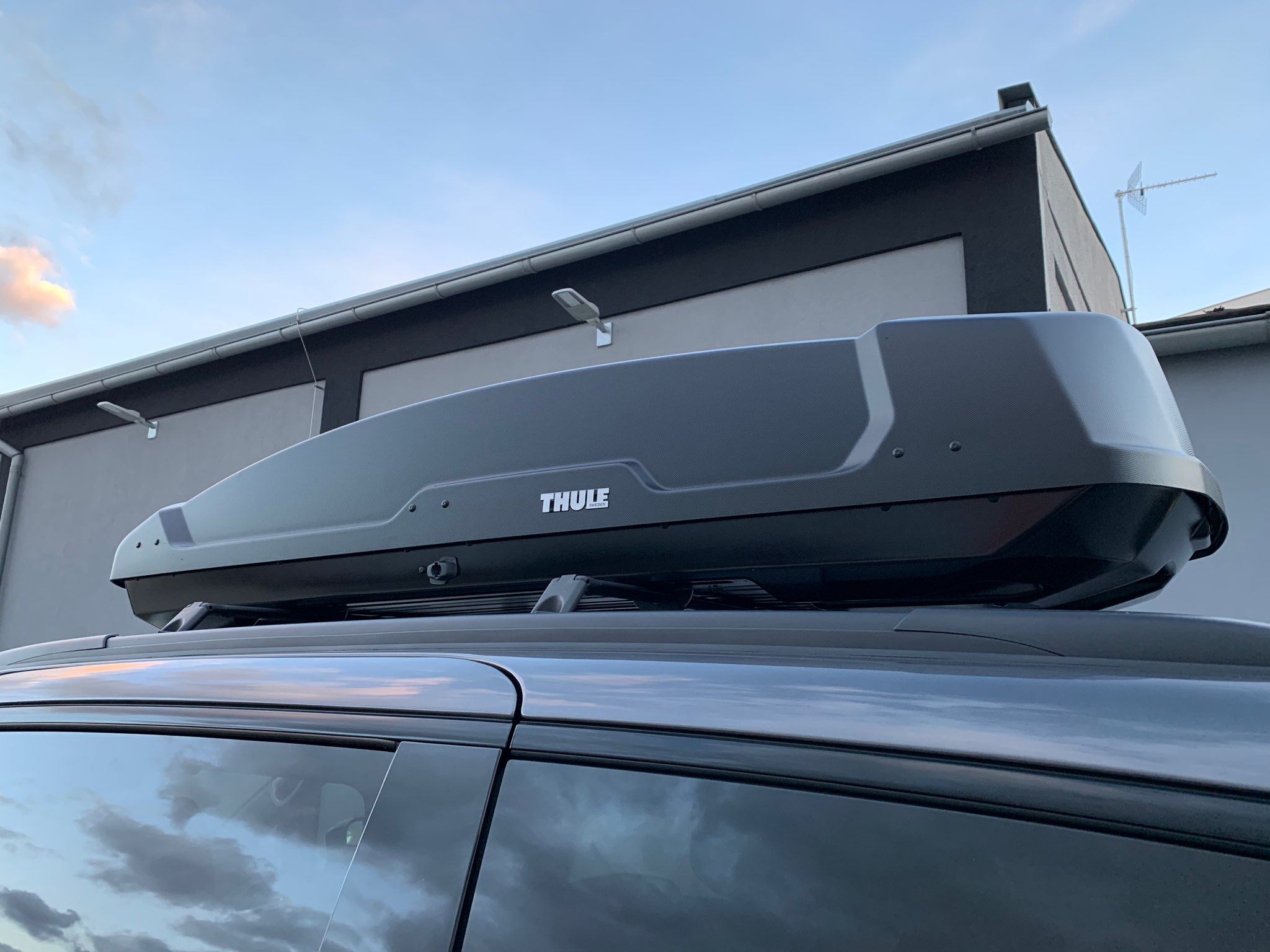 Montáž střešního boxu Thule Force XT XL černý Aeroskin na vozidlo zákazníka, extra velký úložný prostor