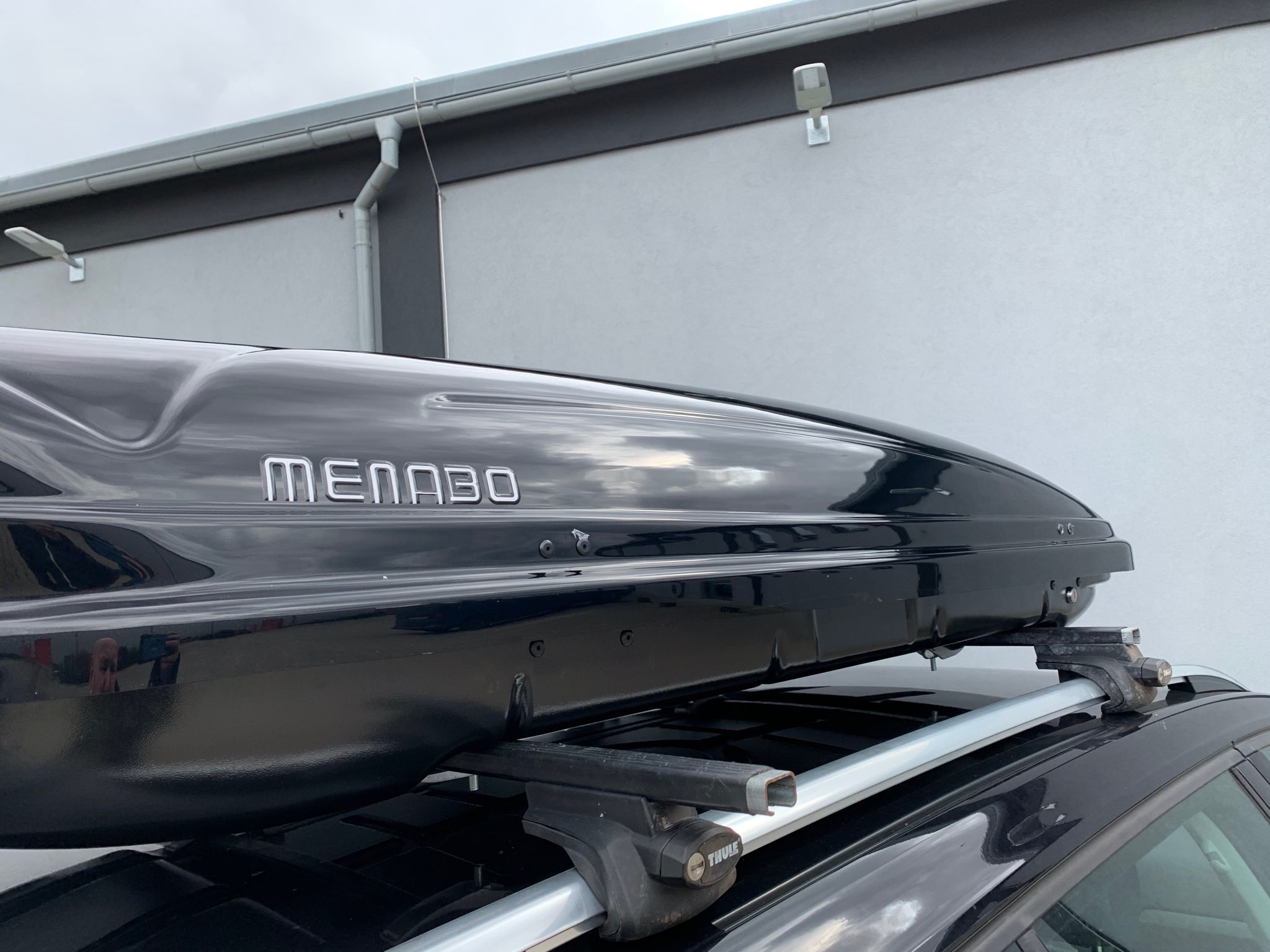 Montáž střešního boxu Menabo Mania 460 na vozidlo zákazníka v dílně Filsonstore