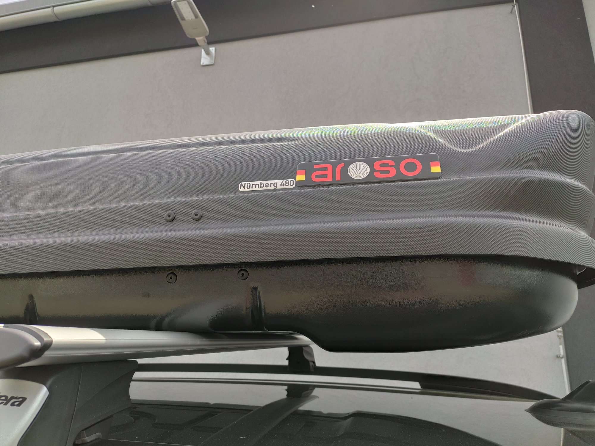 Montáž střešního boxu Aroso Nürnberg 480 Duolift na vozidlo zákazníka v dílně Filsonstore Uhříněves