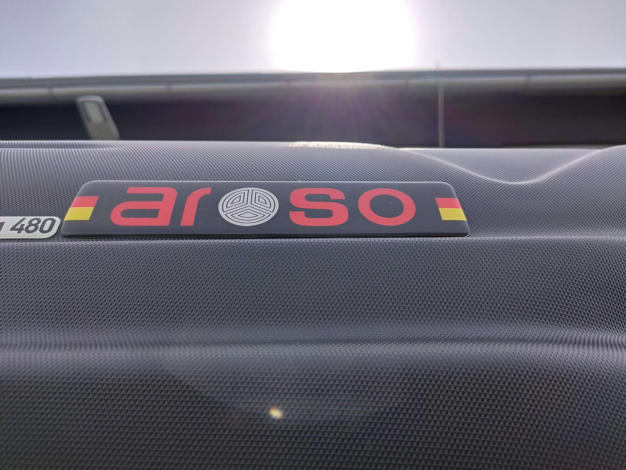 Montáž střešního boxu Aroso Nürnberg 480 Duolift na vozidlo zákazníka v dílně Filsonstore Uhříněves