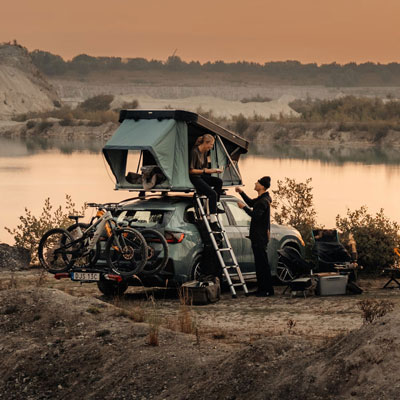 Tábor připravený za méně než minutu | Střešní autostan Thule Widesky pro 2 osoby - s aluminiovou skořepinou / tmavě břidlicový | Filsonstore Tábor připravený za méně než minutu | Střešní autostan Thule Widesky pro 2 osoby - s aluminiovou skořepinou / tmavě břidlicový | Filsonstore