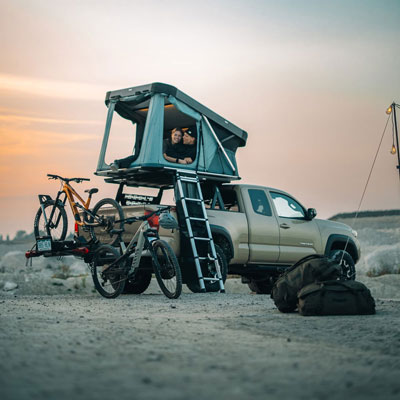 Pohodlný prostor pro odpočinek v každém počasí | Střešní autostan Thule Widesky pro 2 osoby - s aluminiovou skořepinou / tmavě břidlicový | Filsonstore Pohodlný prostor pro odpočinek v každém počasí | Střešní autostan Thule Widesky pro 2 osoby - s aluminiovou skořepinou / tmavě břidlicový | Filsonstore