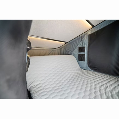 Skládací matrace pro pohodlné sezení | Střešní autostan Thule Widesky pro 2 osoby - s aluminiovou skořepinou / tmavě břidlicový | Filsonstore Skládací matrace pro pohodlné sezení | Střešní autostan Thule Widesky pro 2 osoby - s aluminiovou skořepinou / tmavě břidlicový | Filsonstore