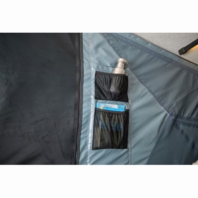 Praktické úložné kapsy uvnitř stanu | Střešní autostan Thule Widesky pro 2 osoby - s aluminiovou skořepinou / tmavě břidlicový | Filsonstore Praktické úložné kapsy uvnitř stanu | Střešní autostan Thule Widesky pro 2 osoby - s aluminiovou skořepinou / tmavě břidlicový | Filsonstore