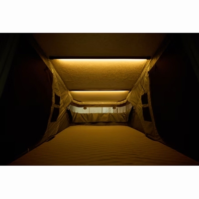 Vestavěné stmívatelné LED osvětlení | Střešní autostan Thule Widesky pro 2 osoby - s aluminiovou skořepinou / tmavě břidlicový Ashland šedý | Filsonstore Vestavěné stmívatelné LED osvětlení | Střešní autostan Thule Widesky pro 2 osoby - s aluminiovou skořepinou / tmavě břidlicový Ashland šedý | Filsonstore