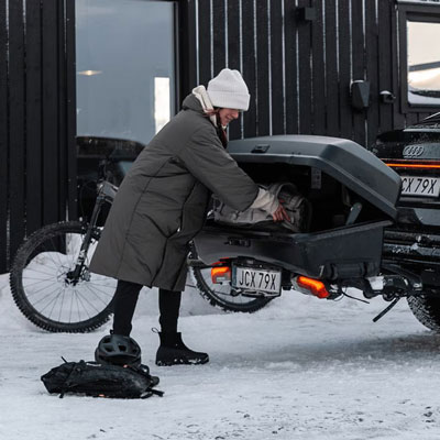 Přístup do zavazadlového prostoru | Zadní box na tažné zařízení Thule Santu | Filsonstore