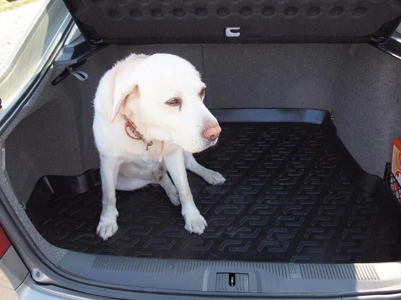 Polyethylenová PE vana přesná do zavazadlového prostoru kufru auta s vysokým okrajem