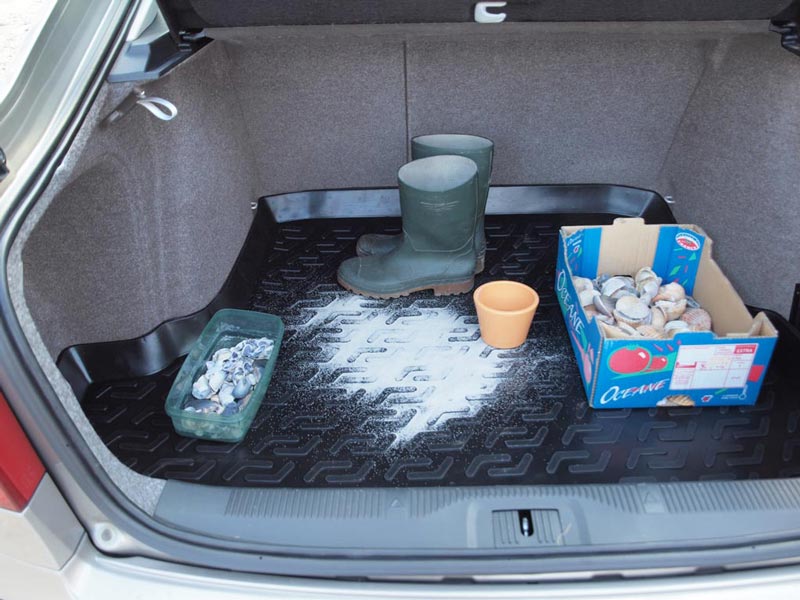Polyethylenová PE vana přesná do zavazadlového prostoru kufru auta s vysokým okrajem