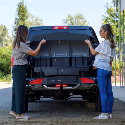 Rychlá montáž bez nářadí | Zadní box na nosič na tažné zařízení Menabo Mizar - objem 300l / uzamykací | Filsonstore Rychlá montáž bez nářadí | Zadní box na nosič na tažné zařízení Menabo Mizar - objem 300l / uzamykací | Filsonstore